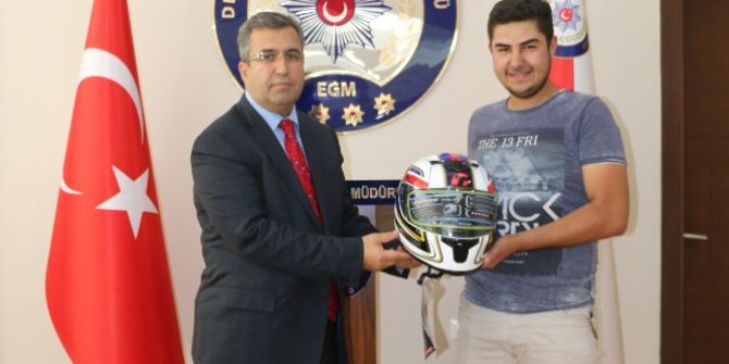 Önce Trafik Cezası Yazıldı Ardından Kask Hediye Edildi