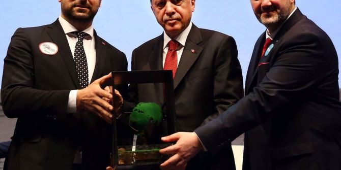 İş Adamı Samut, Cumhurbaşkanı Erdoğan’dan Plaket Aldı