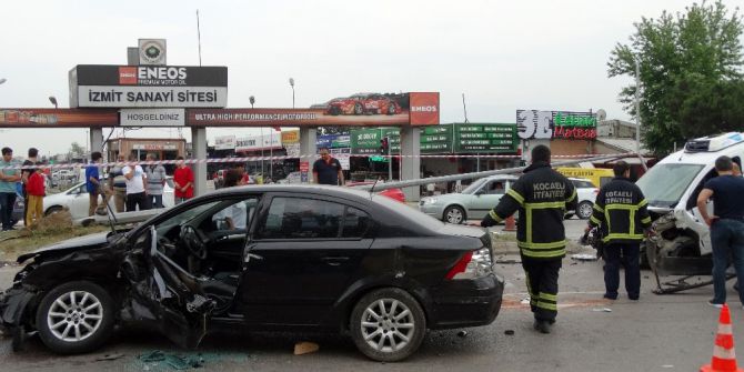 Panelvan Araç Otomobile Çarptı: 2 Yaralı