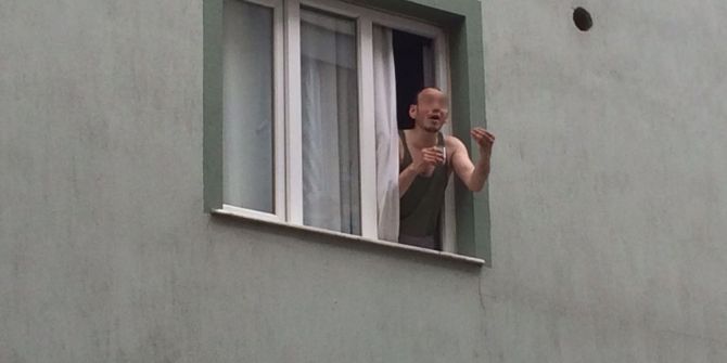 Akli Dengesi Yerinde Olmayan Şahıs Annesini Ve Polisi Yaraladı