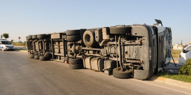 Virajı Alamayan Tır Devrildi: 1 Yaralı