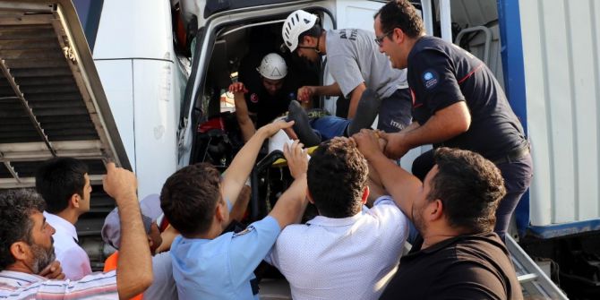 Antalya’da Rus Turistleri Taşıyan Otobüsle Tır Çarpıştı: 6 Yaralı