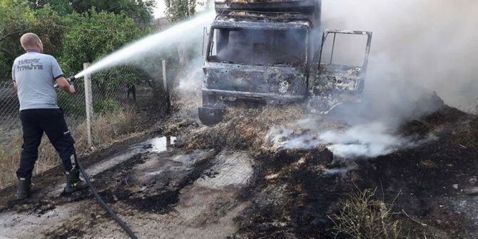 Kamyon Kasasındaki Saman Balyası Elektrik Teline Çarptı: 2 Yaralı