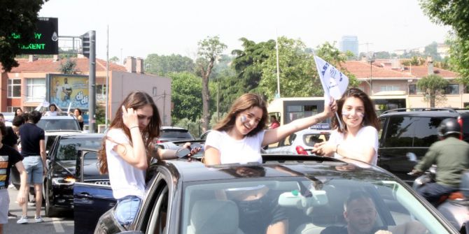 Lise Öğrencilerin Canlarını Hiçe Sayarak Yaptığı Mezuniyet Kutlaması Kamerada