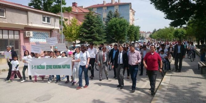 Çevre Haftasına Yürüyüş Yaparak Ve Çöp Toplayarak Dikkat Çektiler