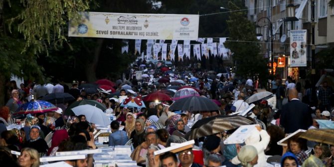 Yağmurluklarını Giyip, İftar Sofrasına Oturdular