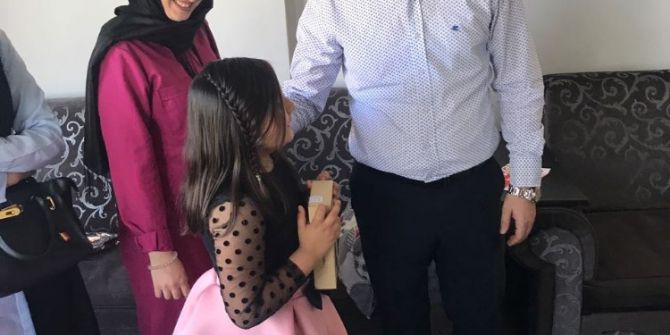 Kitabı Yırtılınca Ağlamasıyla Sosyal Medyayı Sallayan Kıza Tablet Hediyesi