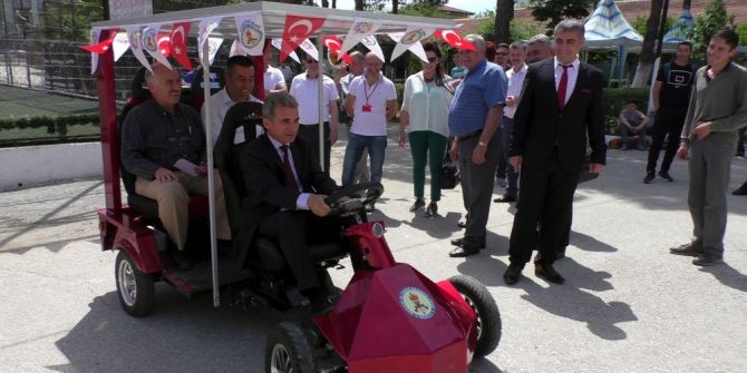 Meslek Liseli Öğrenciler Güneş Enerjisiyle Çalışan Otomobil Yaptı