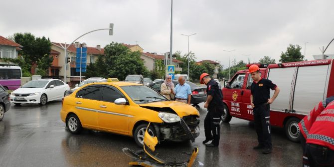 Trafik Kazasında Kırılan Otomobilin Camları Yüzüne İsabet Eden 1 Kişi Yaralandı