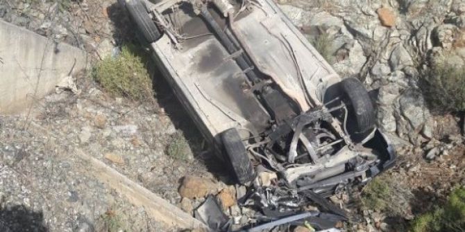 Kontrolden Çıkan Otomobil Menfeze Düştü