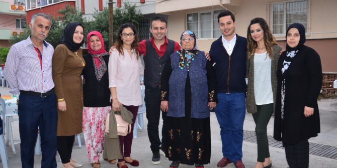 Sanatçı Öztoprak’tan Komşularına İftar