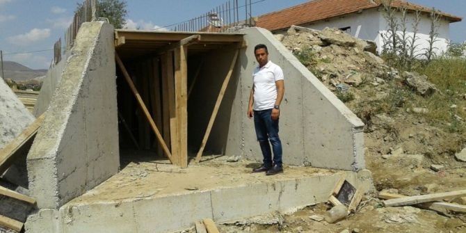 Maski Dört Bir Yanda Menfez İmal Ediyor