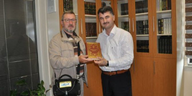 Simav Müftüsü Basın Mensuplarına Kur’an-ı Kerim Hediye Etti