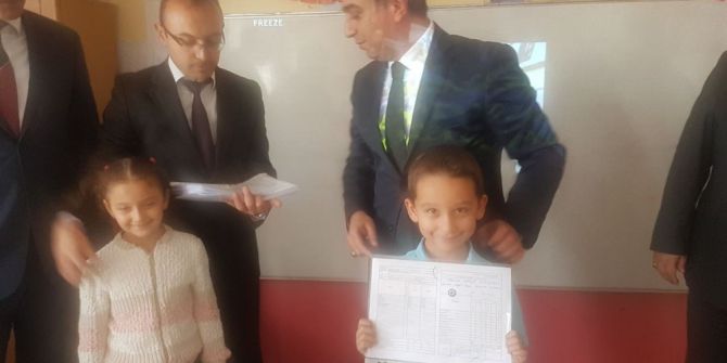 Kaymakam Gürbüz Karne Dağıttı