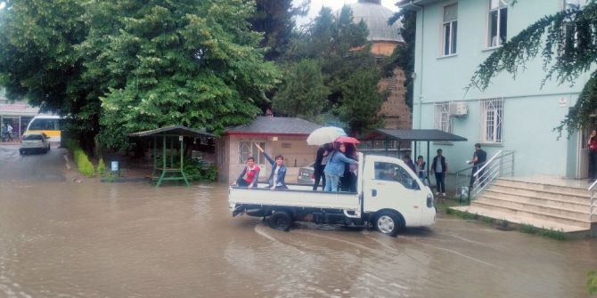 Öğrenciler Karne Almak İçin Okul Binasına Kamyonetle Taşındı