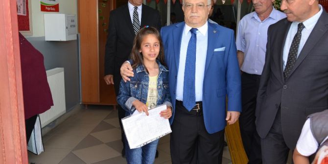 Vali Necati Şentürk, Karne Sevincine Ortak Oldu