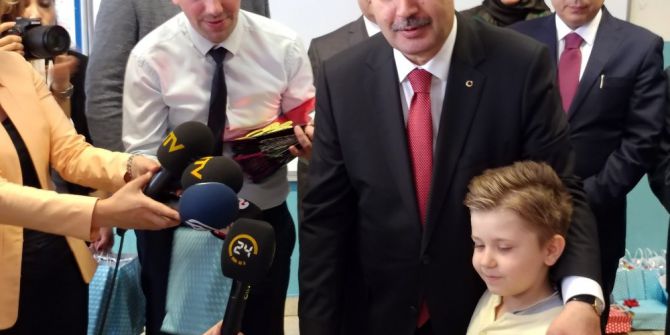 Çocuklar Karnelerini İstanbul Valisi Vasip Şahin’in Elinden Aldı