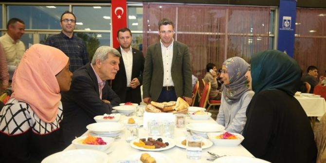 Başkan Karaosmanoğlu, Yabancı Öğrencileri İftarda Ağırladı