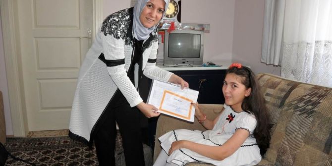 Karaman’da Evde Eğitim Gören Öğrencilere Karneleri Verildi