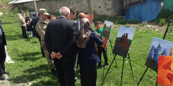 Köy Okulunda Resim Sergisi