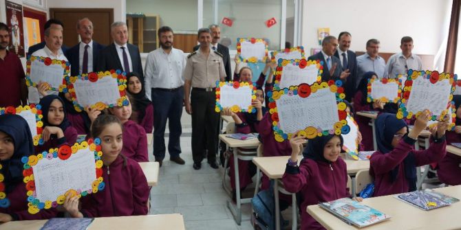 Öğrencilerden Protokole Karne Sürprizi