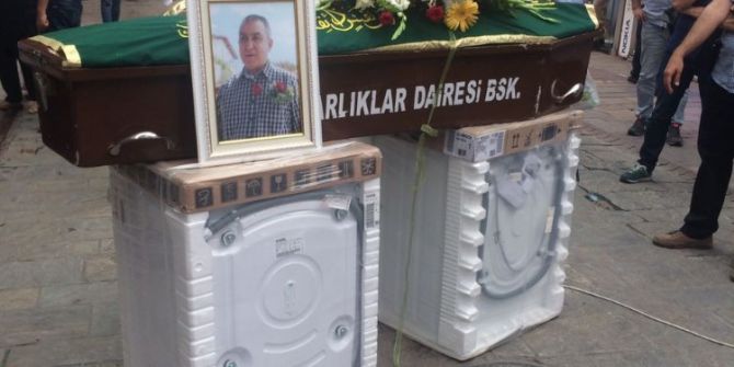 Vasiyeti Üzerine Cenazesi İki Çamaşır Makinesinin Üzerine Konuldu