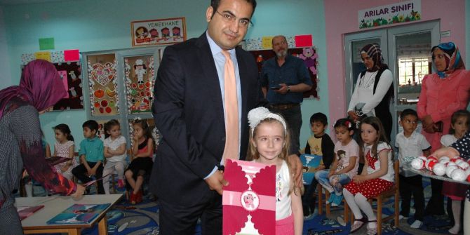 Minik Öğrencilerin Karne Sevinci