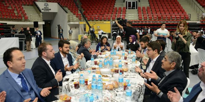 Başkan Akyürek, İftarda Gençlerle Buluştu