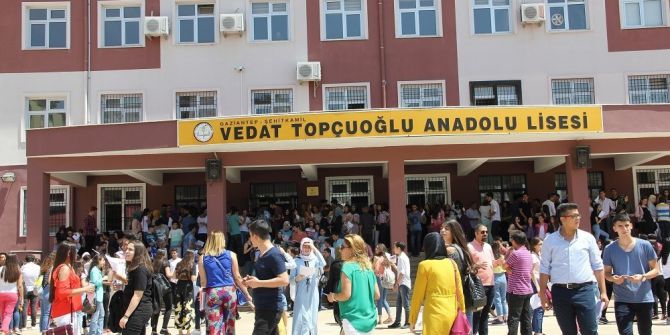 Vedat Topçuoğlu Anadolu Lisesinde Karne Coşkusu