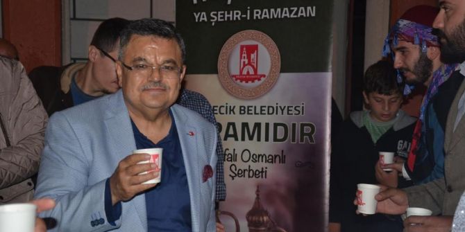 Başkan Yağcı Vatandaşlarla Osmanlı Şerbeti İçti