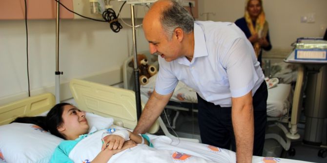 Rektör Çamsarı’dan Hasta Çocuklara Moral Ziyareti