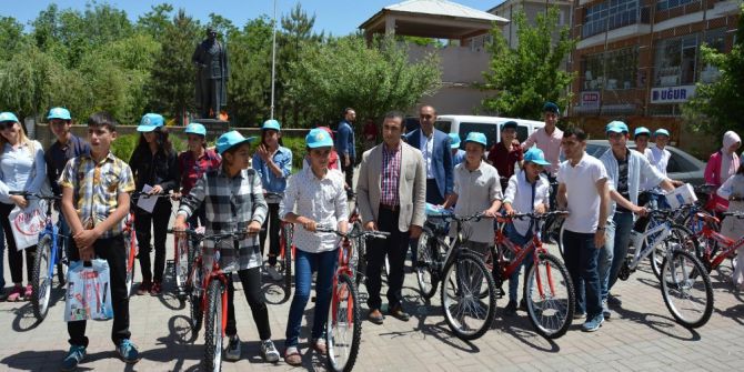 Güroymak’ta Başarılı 80 Öğrenciye Bisiklet Dağıtıldı
