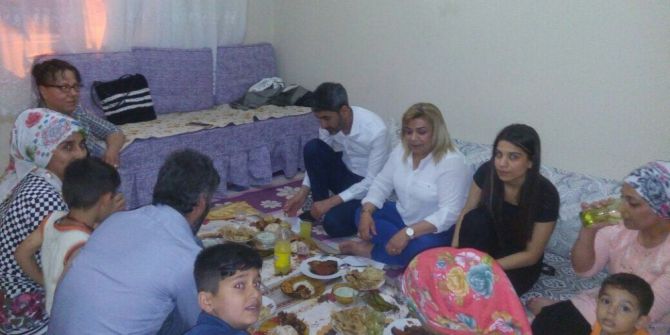 Ak Parti Bağlar İlçe Teşkilatı İftar Ziyaretlerini Sürdürüyor