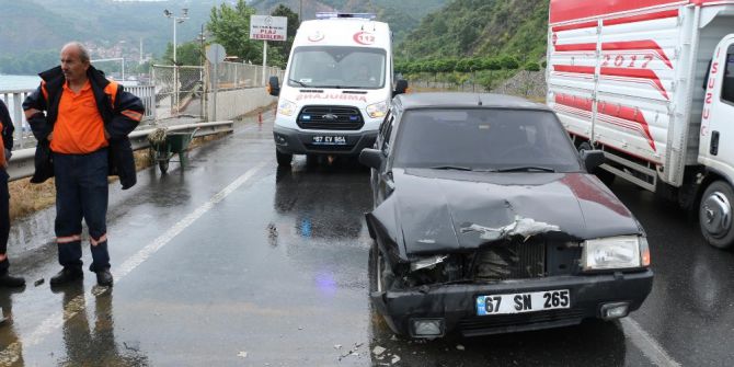 Kırmızı Işıktaki Araca Arkadan Çarptı