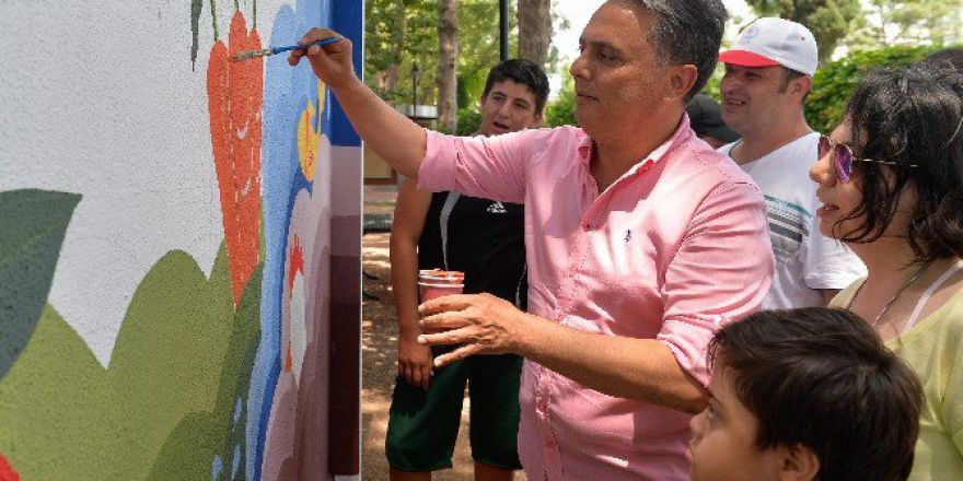 Başkan Uysal, Özel Çocuklarla Duvar Boyadı