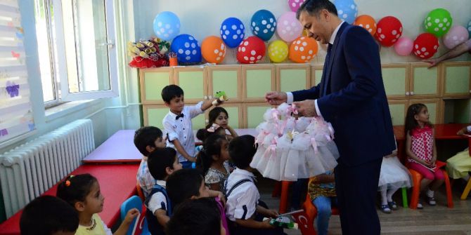 Öğrencilere Karne Hediyesi Spor Ayakkabısı