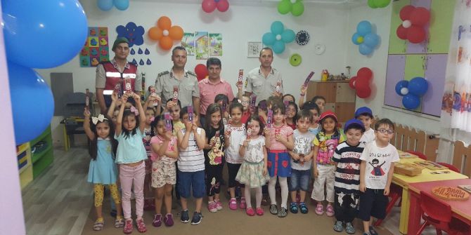 Jandarmadan Minik Öğrencilere Hediye