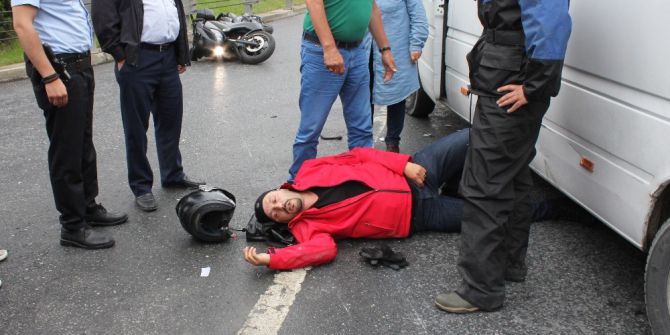 Öğrencileri Taşıyan Servis Minibüsü Motosiklete Çarptı