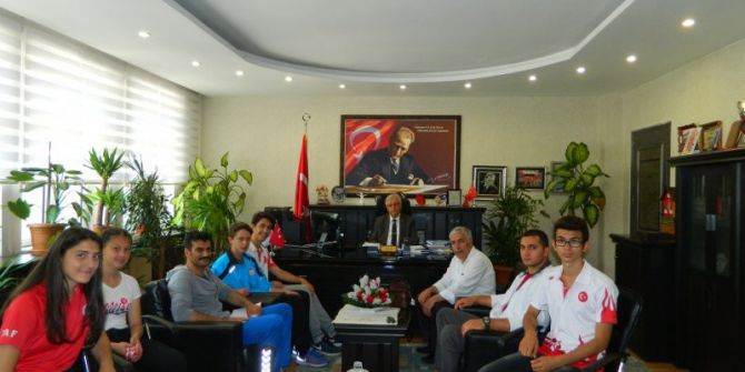 Başarılı Atletlerden Müdür Güçlü’ye Ziyaret
