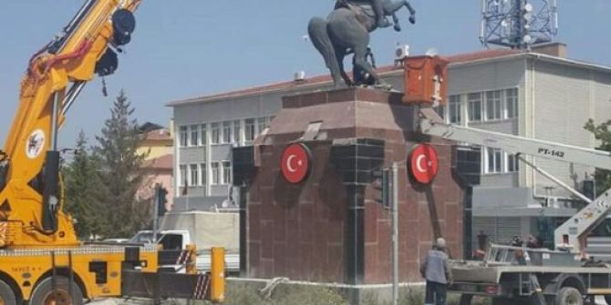 Kırşehir’de Belediye Kavşağında Bulunan Atatürk Heykeli Cacabey Meydanına Taşınıyor