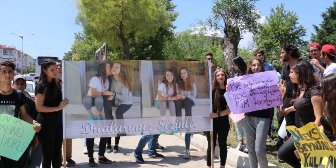 Minibüsün Çarptığı Liseli Gençlerin Arkadaşlarından Eylem