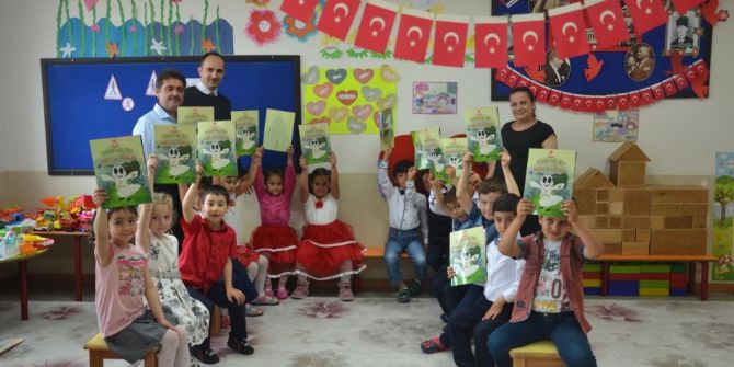 Bilecik Belediyesi Çocuklara Karne Hediyesi Olarak Dergiler Dağıttı