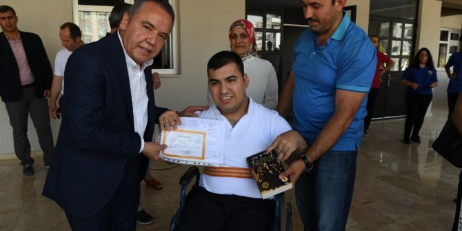 Başkan Böcek, Öğrencilerin Karne Sevincini Paylaştı