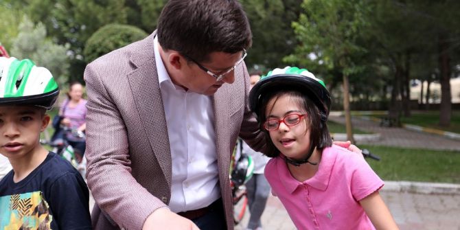 Merkezefendi’den Özel Çocuklara Bisiklet Hediyesi