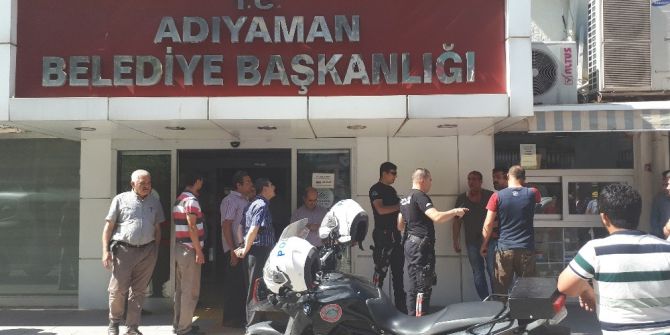 Belediye Personelleri İle Asansör Firmasına Ait Görevliler Birbirine Girdi