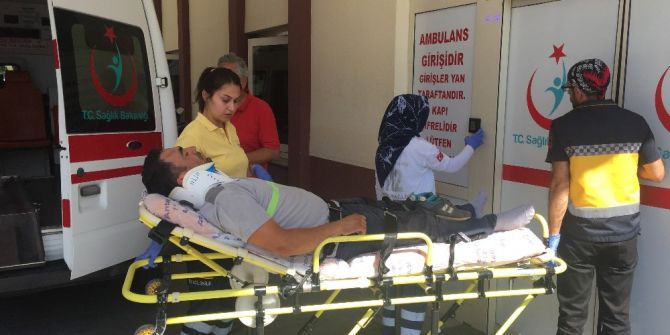 Motosiklet, Sinyalizasyon Görevlisine Çarptı: 1 Yaralı