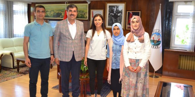 Başarılı Öğrenciler Mutluluklarını Başkan Asya İle Paylaştı