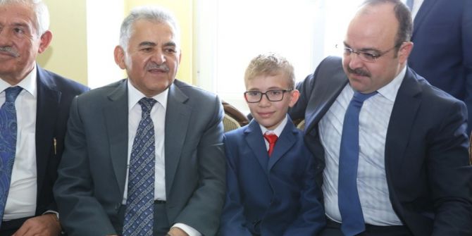 Başkan Dr. Büyükkılıç 5 Ayda Hafız Olan Öğrenciye Tablet Hediye Etti