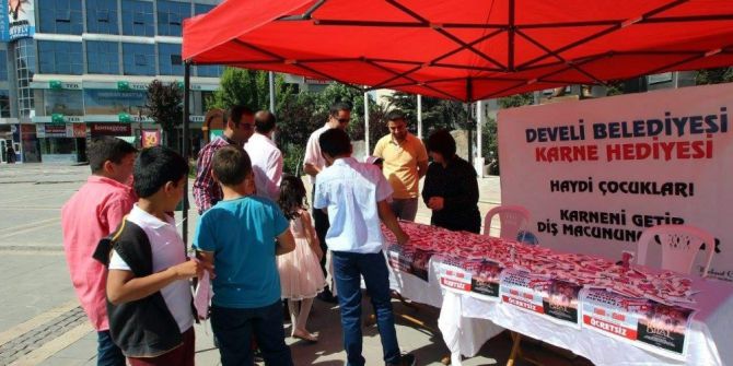 Develi Belediyesi Karne Hediyesi Dağıttı