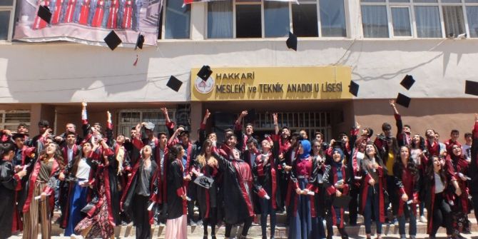 Öğrenciler Karnelerini Halay Çekerek Aldılar